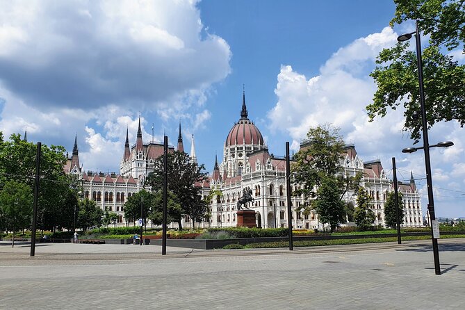 Private city tour by van - Parliament Building: the grand finish