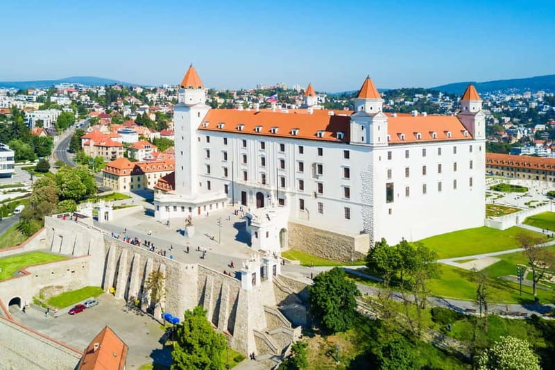 Private day trip: Budapest > Bratislava & Vienna, in English - Crossing into Vienna for imperial sights