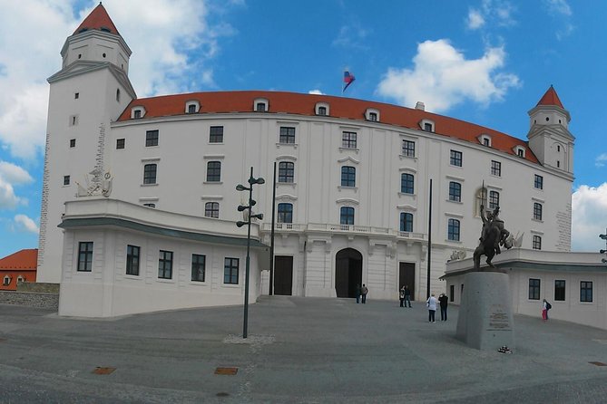Private Transfer from Budapest to Vienna with a great guided tour in Bratislava - Who should book this experience?