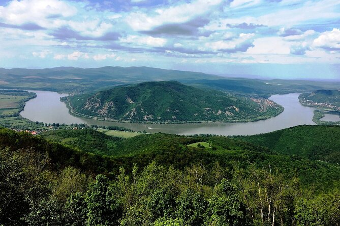 Scenic Danube River bend hills & the Art Town: Private Car Tour - Key points at a glance