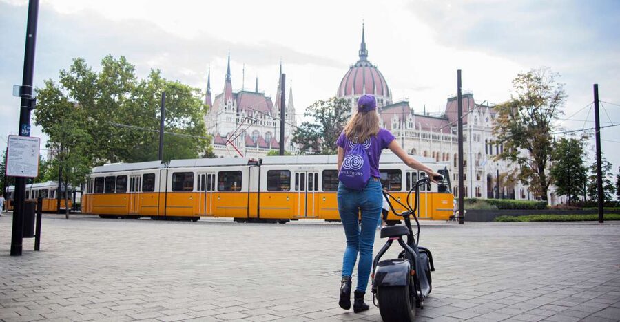 Top sights of Pest downtown on e-scooters incl. Parliament - Starting near Deák Ferenc tér