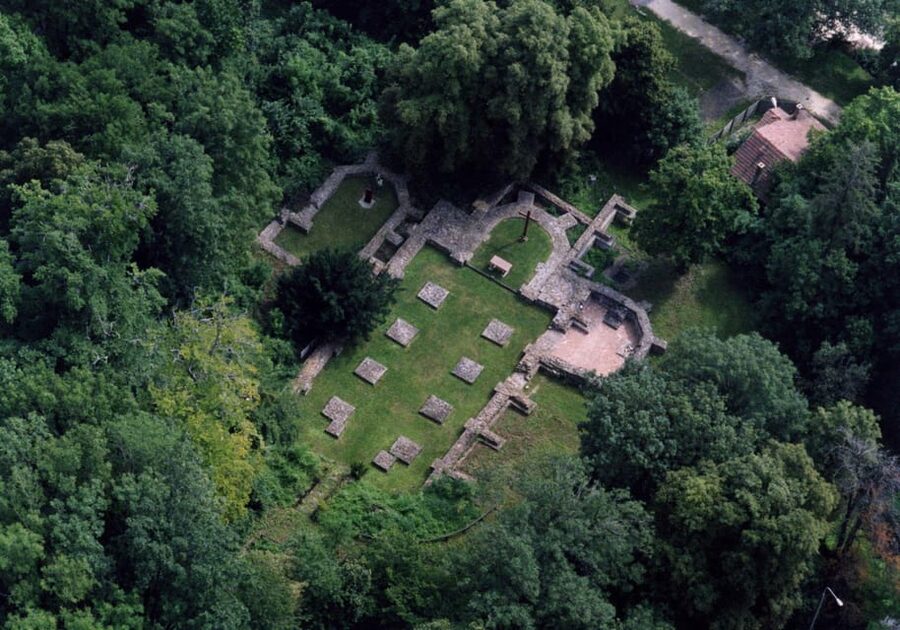 Walk to recent and aged spiritual sanctuaries near Budapest - The Paulian order and the monastery ruins