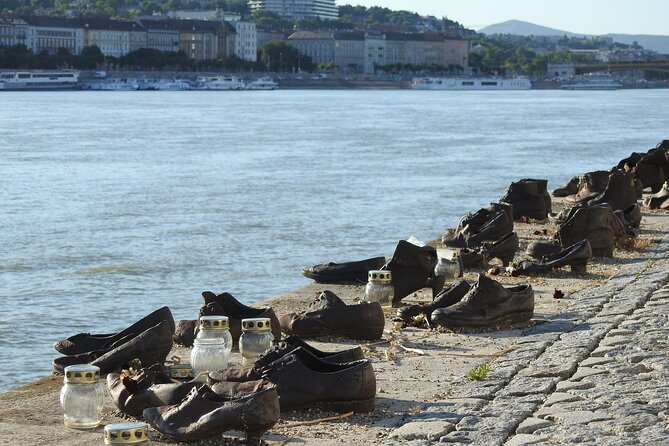 Walking Tour Budapest incl. the Shoes on the Danube Bank - Chain Bridge and Erzsébet Square